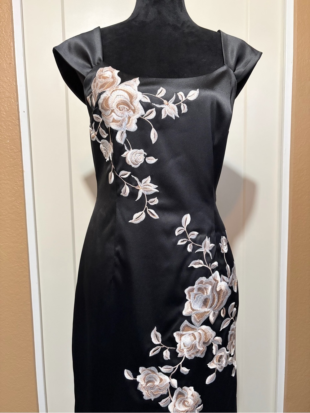 White House Black Market Black Sheath Dress with Ivory Rose Embroidered Size 6